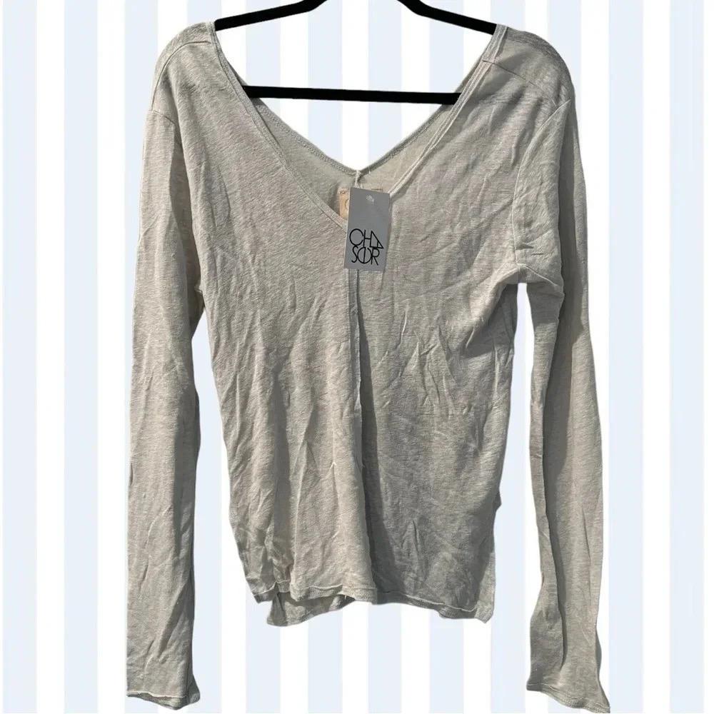 CHASER NWT DISTRESSED VNECK LIGHT GRAY TOP SIZE MEDIUM
